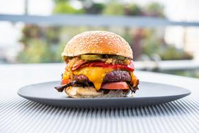 Hamburguesa de vacuno - Carta La Terraza del Santo Domingo-Hambuerguesa de vacuno 8