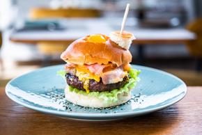 Hamburguesa de vacuno con huevo campero escalfado