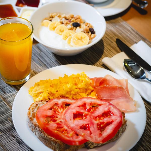 Desayuno en mesa vertical 