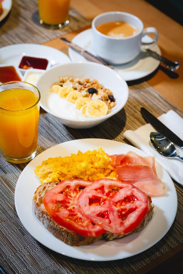 Desayuno en mesa vertical Desayuno en mesa vertical