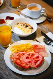 Desayuno en mesa vertical 