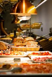 Desayuno Buffet caliente y pan vertical